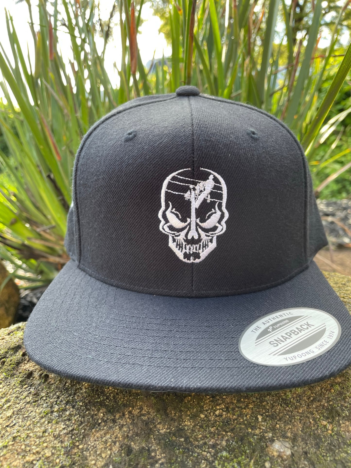 Yuppong Flat Bill Line Man Skull Logo
